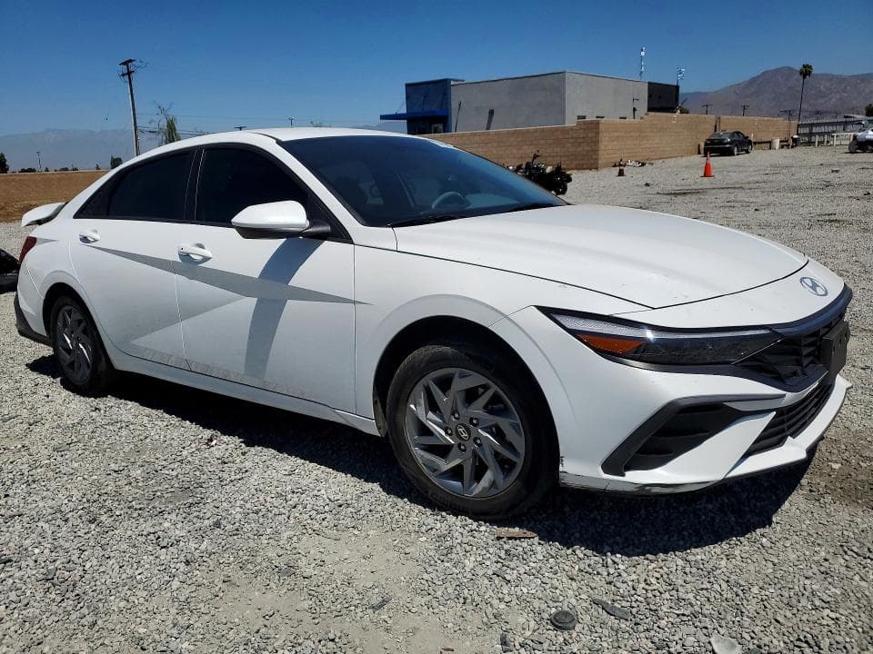 2024 HYUNDAI ELANTRA SEL 4