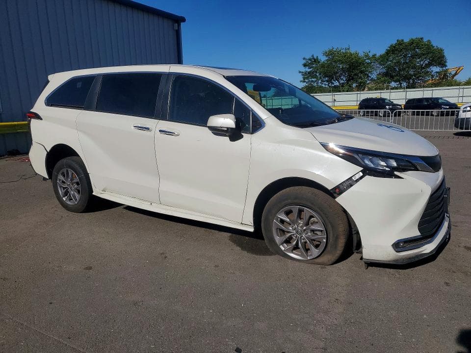 2021 TOYOTA SIENNA XLE 4