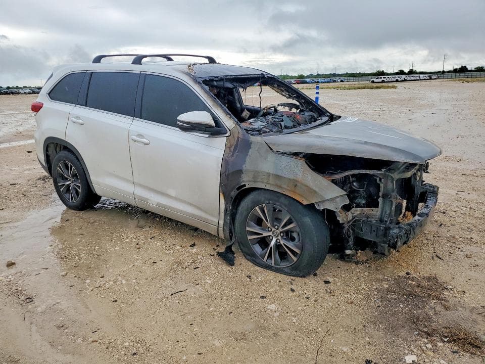 2017 TOYOTA HIGHLANDER LE 4