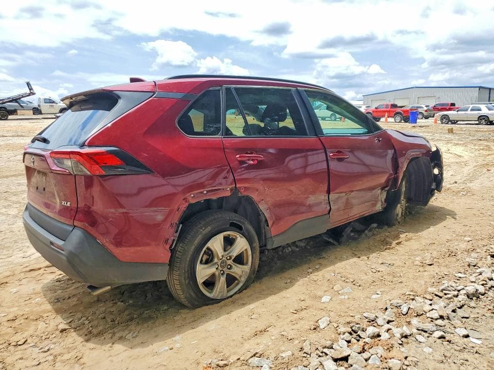 2020 TOYOTA RAV4 XLE 3