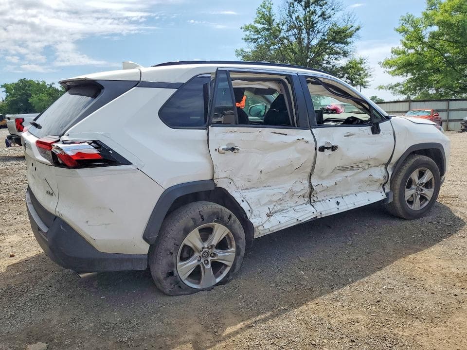 2020 TOYOTA RAV4 XLE 3