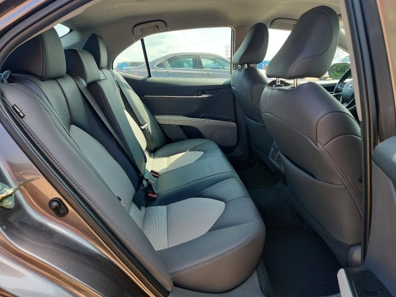 2020 TOYOTA CAMRY XLE 10