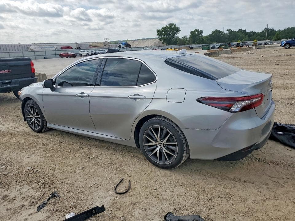 2022 TOYOTA CAMRY XLE 2