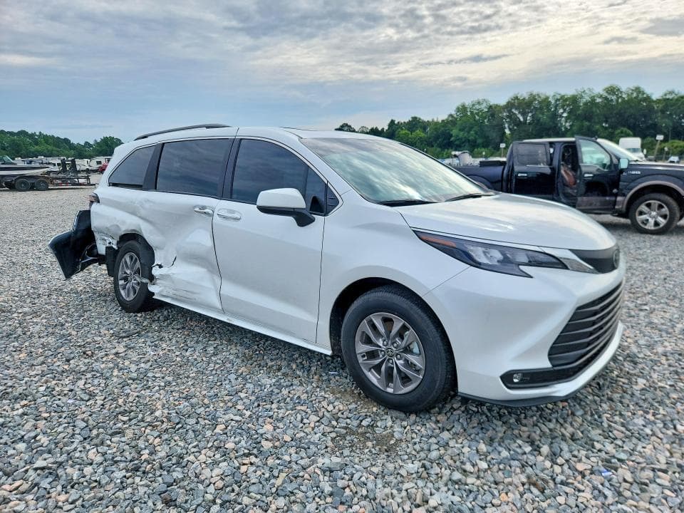 2026 TOYOTA SIENNA XLE 8-PASSENGER 4