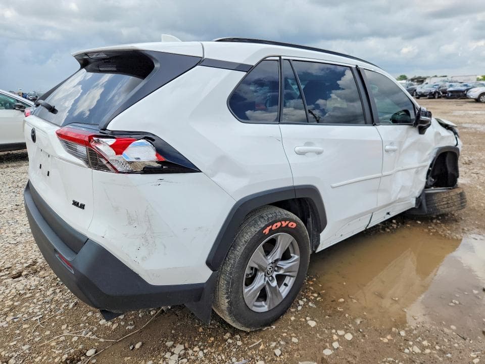 2024 TOYOTA RAV4 XLE 3