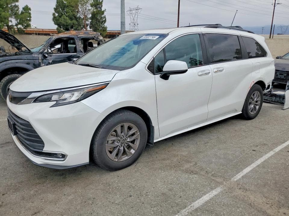 2023 TOYOTA SIENNA XLE - 1