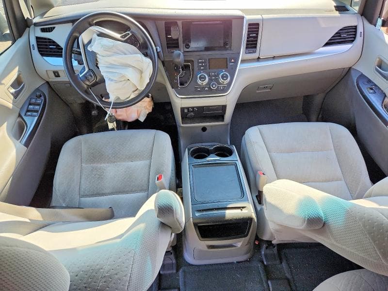 2017 TOYOTA SIENNA LE 8
