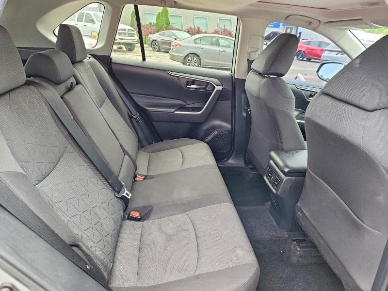 2020 TOYOTA RAV4 XLE 11