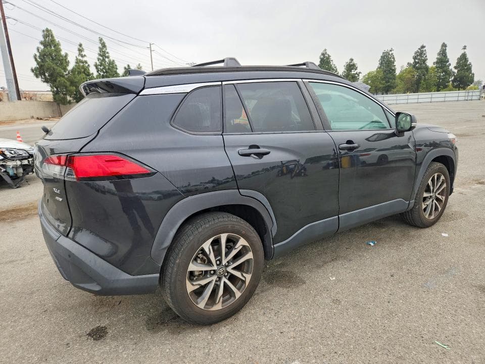 2023 TOYOTA COROLLA CROSS XLE 3