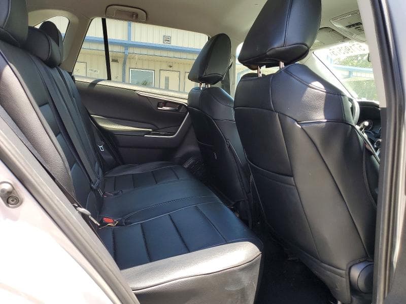 2020 TOYOTA RAV4 XLE 11