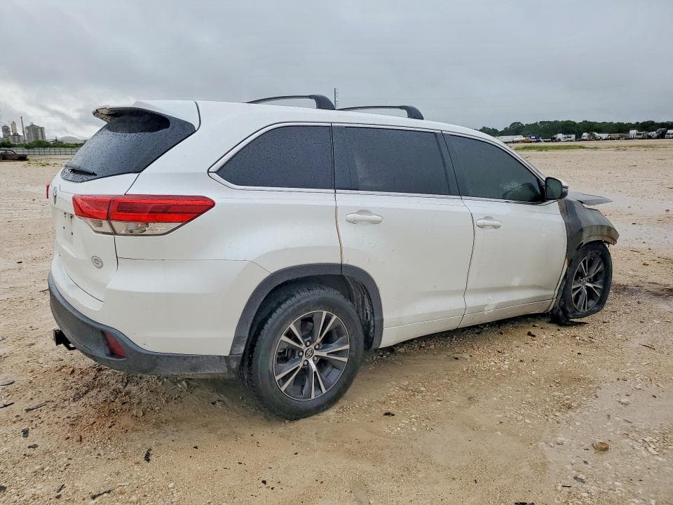 2017 TOYOTA HIGHLANDER LE 3