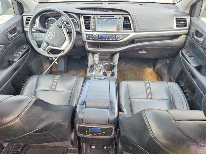 2017 TOYOTA HIGHLANDER SE 8