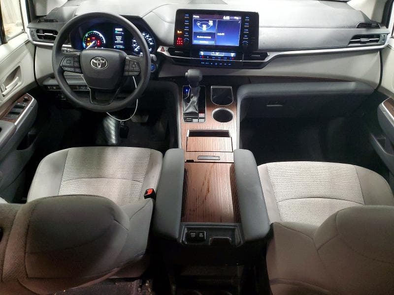 2024 TOYOTA SIENNA LE 8