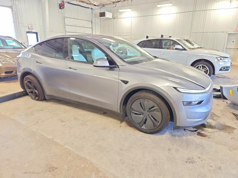 2026 TESLA MODEL Y 4