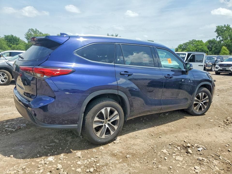 2021 TOYOTA HIGHLANDER XLE 3