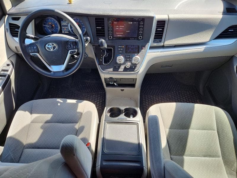 2018 TOYOTA SIENNA LE 8