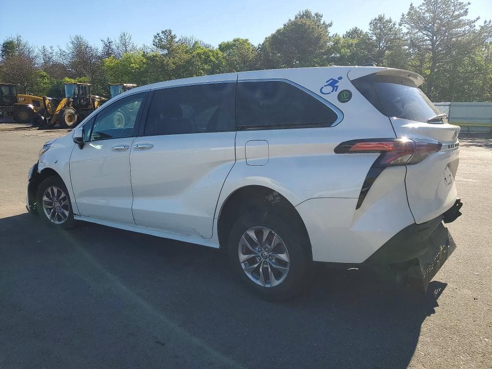 2021 TOYOTA SIENNA XLE 2