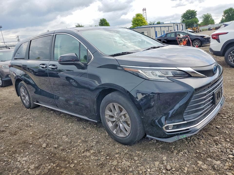 2022 TOYOTA SIENNA XLE 4