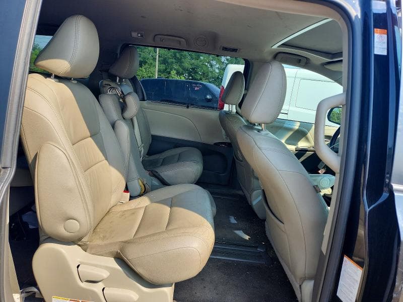 2017 TOYOTA SIENNA 11