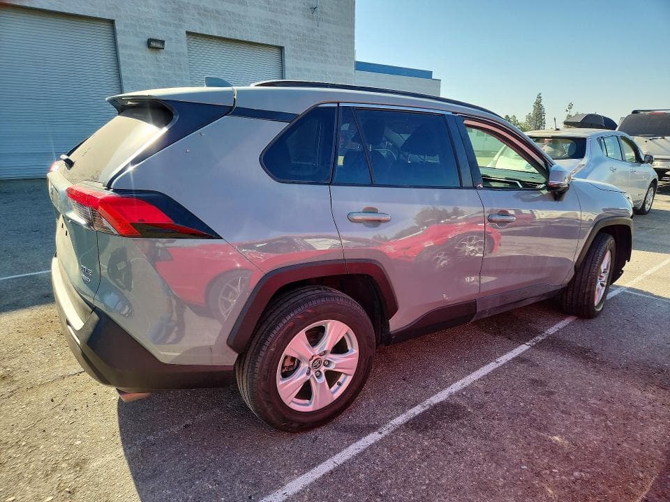 2019 TOYOTA RAV4 XLE 3