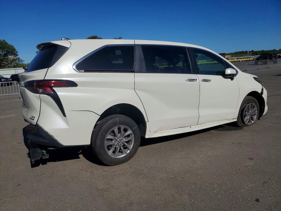 2021 TOYOTA SIENNA XLE 3