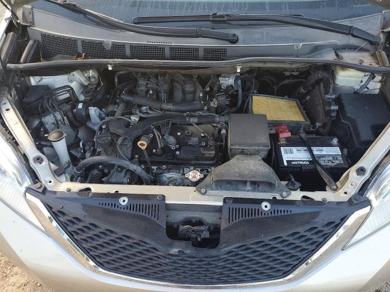 2017 TOYOTA SIENNA LE 12