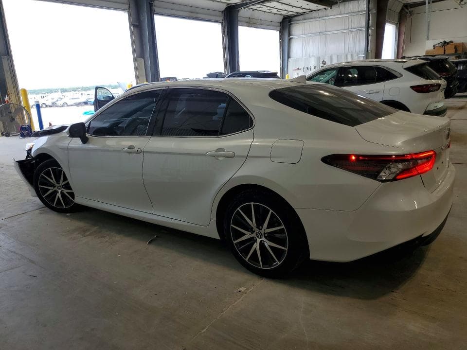 2022 TOYOTA CAMRY XLE 2