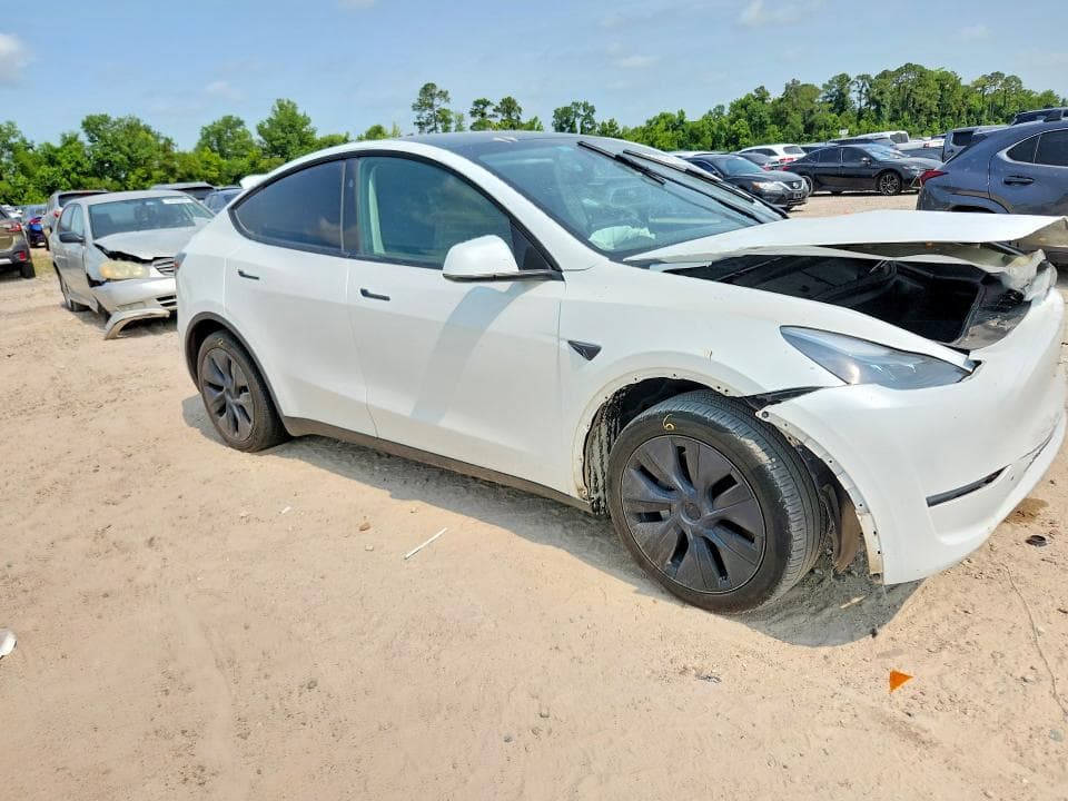 2025 TESLA MODEL Y 4