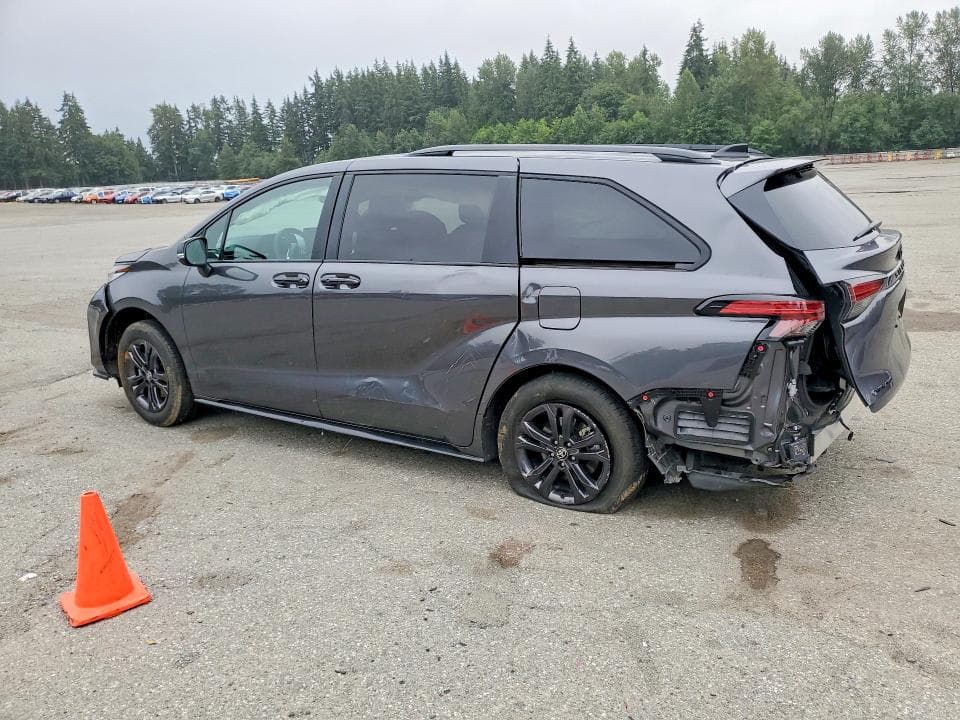 2025 TOYOTA SIENNA XSE 7-PASSENGER 2