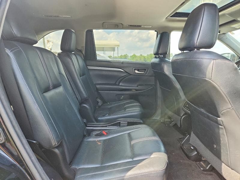 2017 TOYOTA HIGHLANDER SE 11