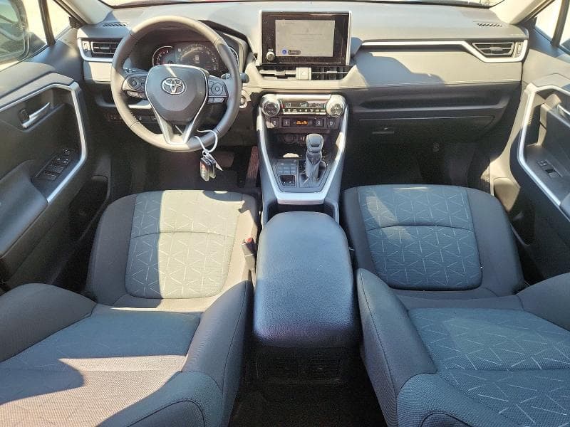 2025 TOYOTA RAV4 XLE 8