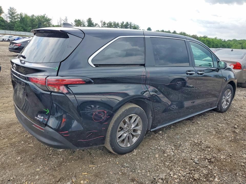 2022 TOYOTA SIENNA XLE 3