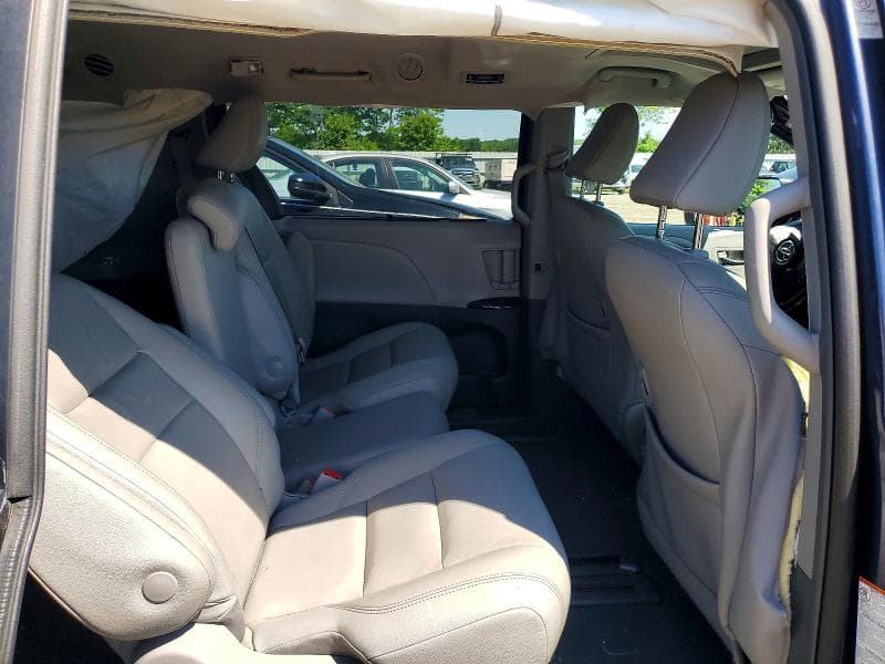 2019 TOYOTA SIENNA XLE 8-PASSENGER 11