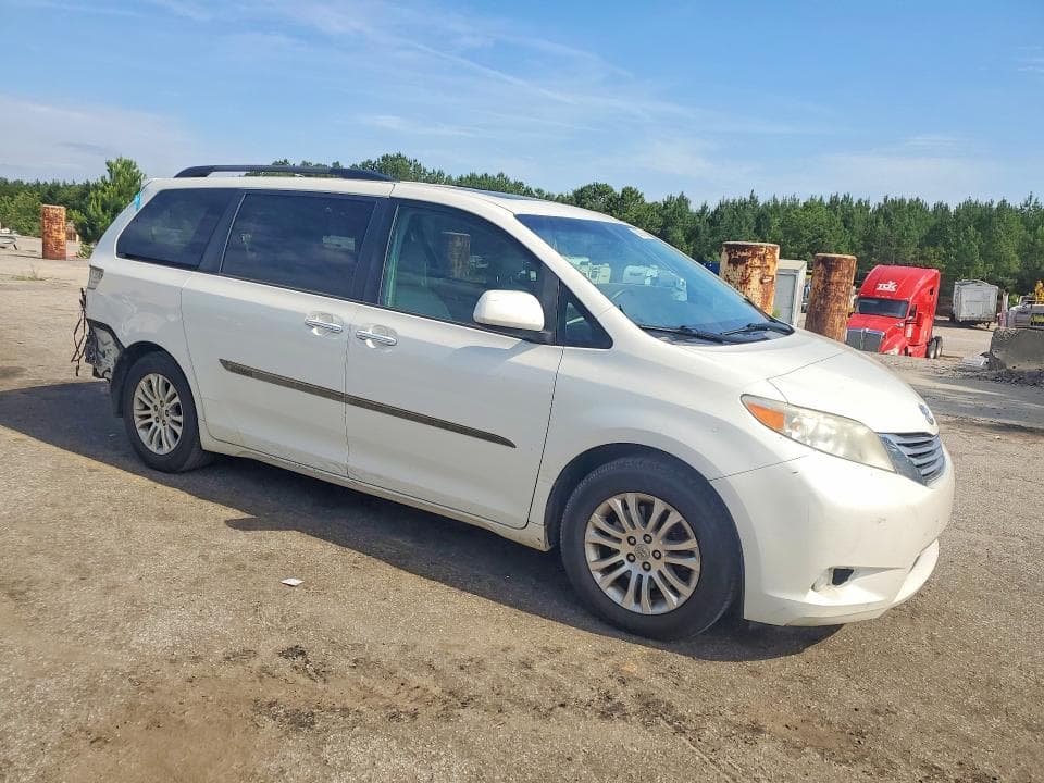 2017 TOYOTA SIENNA XLE 8-PASSENGER 4
