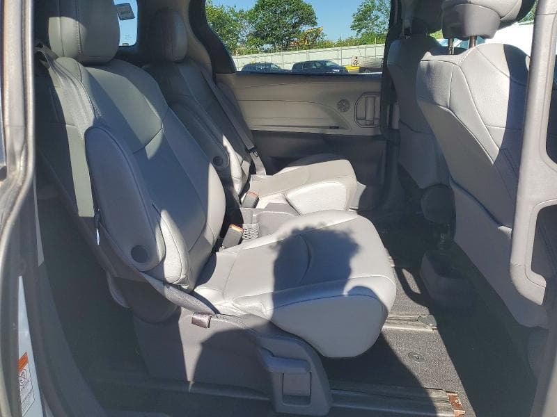 2021 TOYOTA SIENNA XLE 11