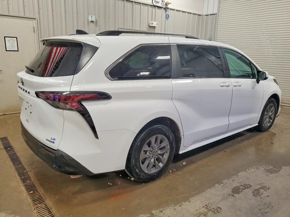 2024 TOYOTA SIENNA LE 3