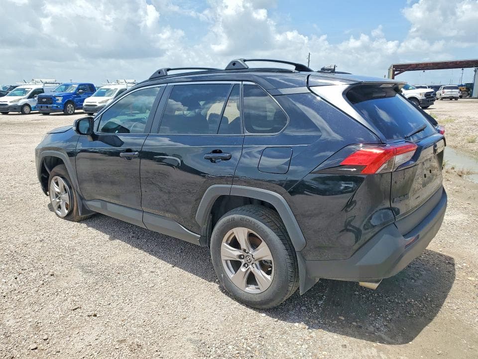 2022 TOYOTA RAV4 XLE 2
