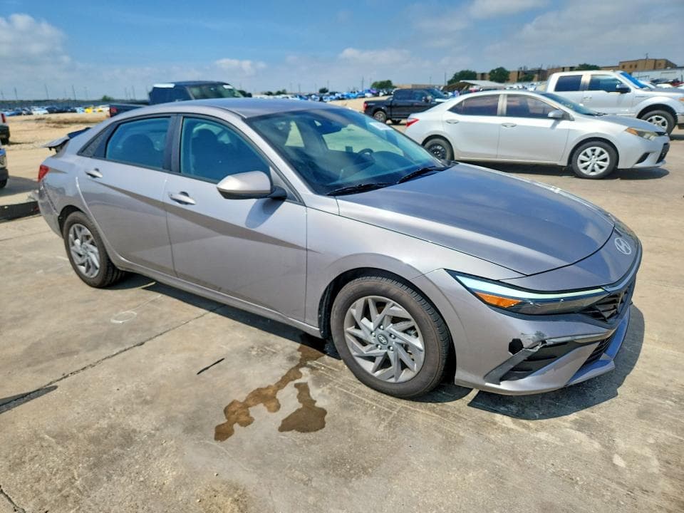 2024 HYUNDAI ELANTRA SEL 4