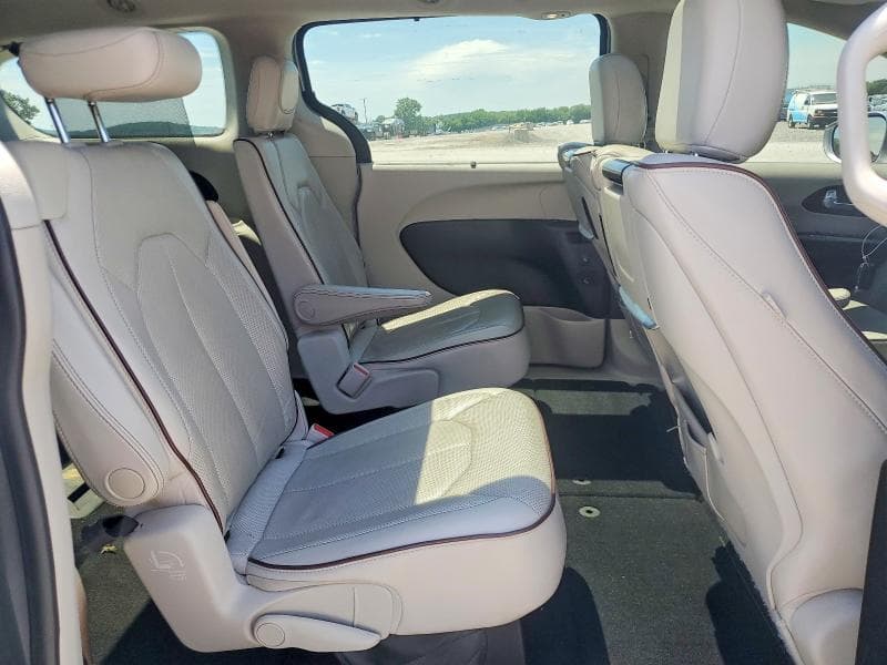 2017 CHRYSLER PACIFICA LIMITED 10
