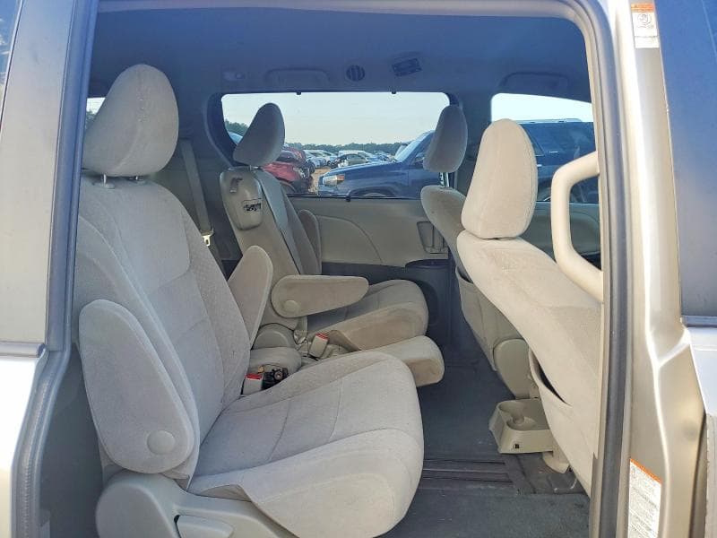 2017 TOYOTA SIENNA LE 11