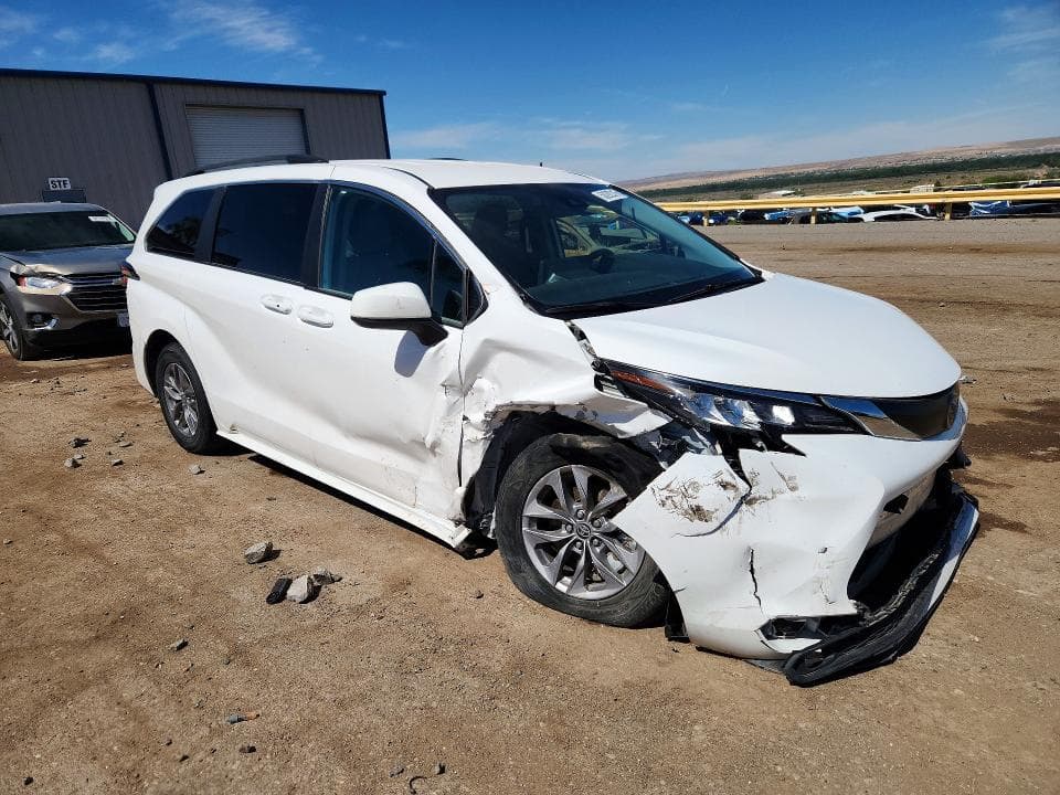 2023 TOYOTA SIENNA LE 4