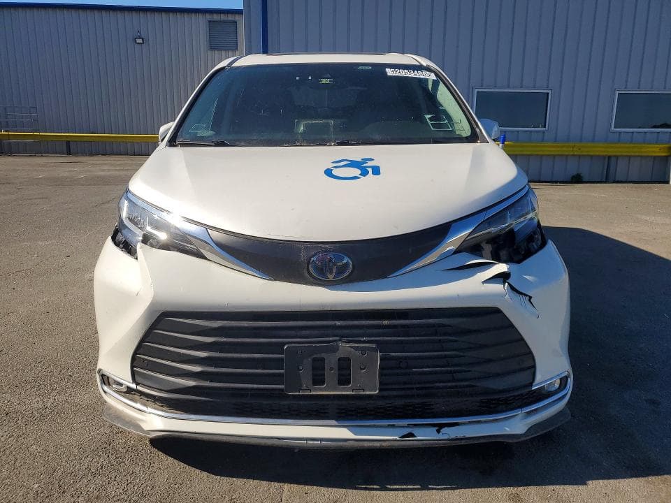 2021 TOYOTA SIENNA XLE 5