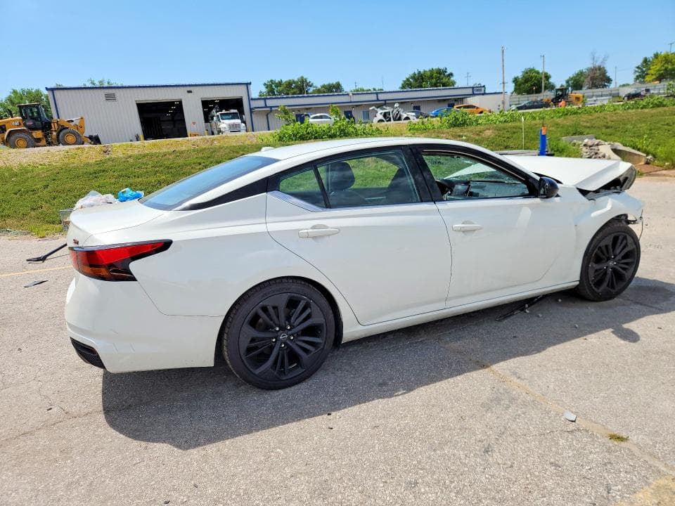2023 NISSAN ALTIMA SR 3