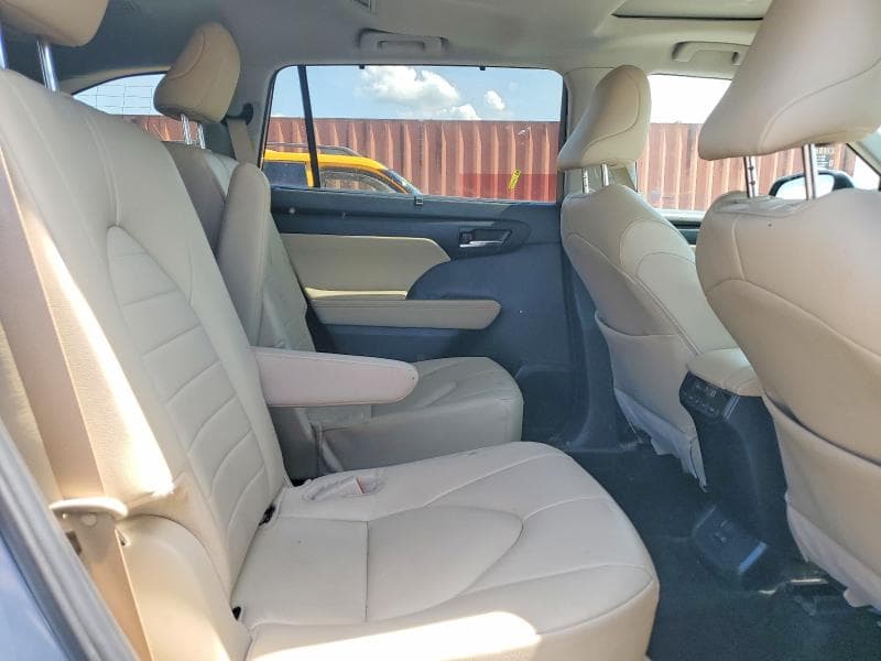 2024 TOYOTA HIGHLANDER XLE 11