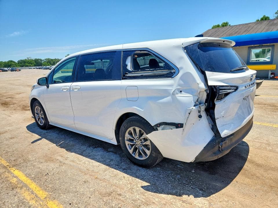 2022 TOYOTA SIENNA LE 2