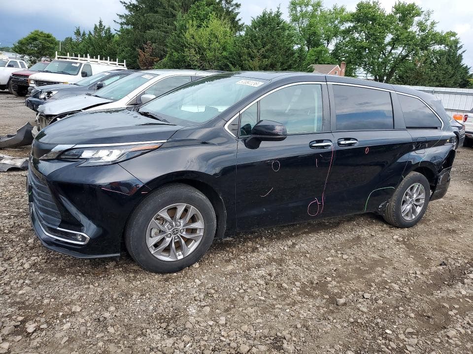 2022 TOYOTA SIENNA XLE - 1