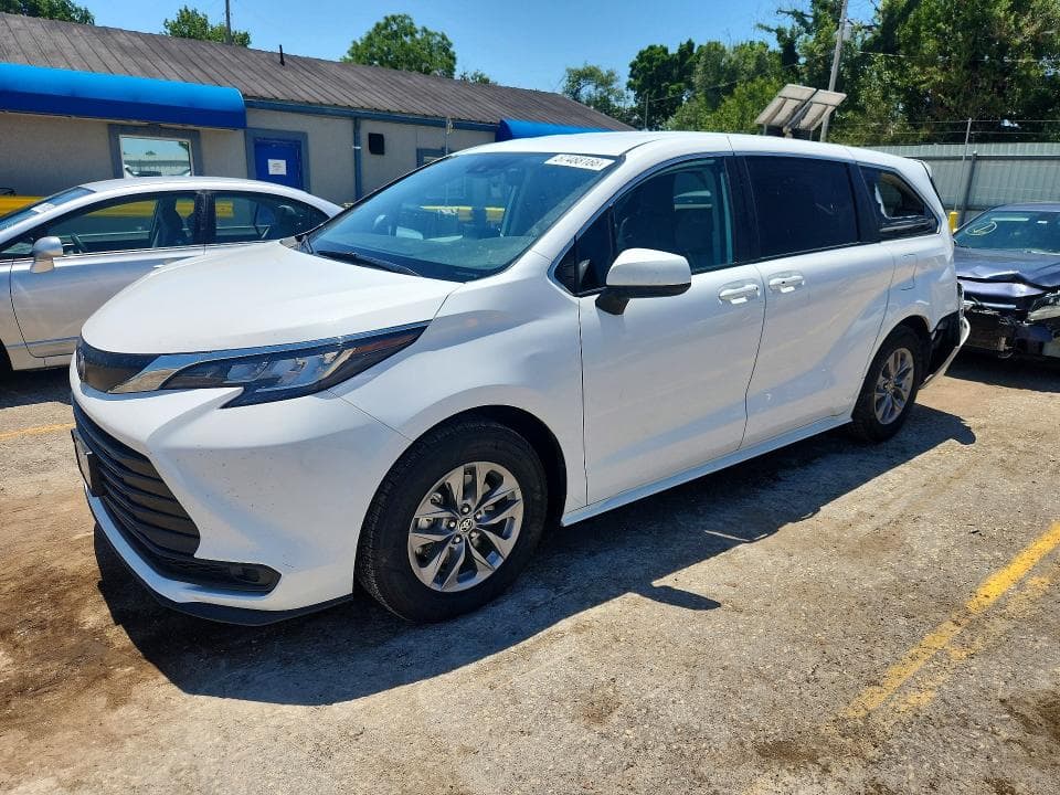 2022 TOYOTA SIENNA LE - 1