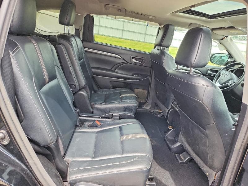 2017 TOYOTA HIGHLANDER SE 11