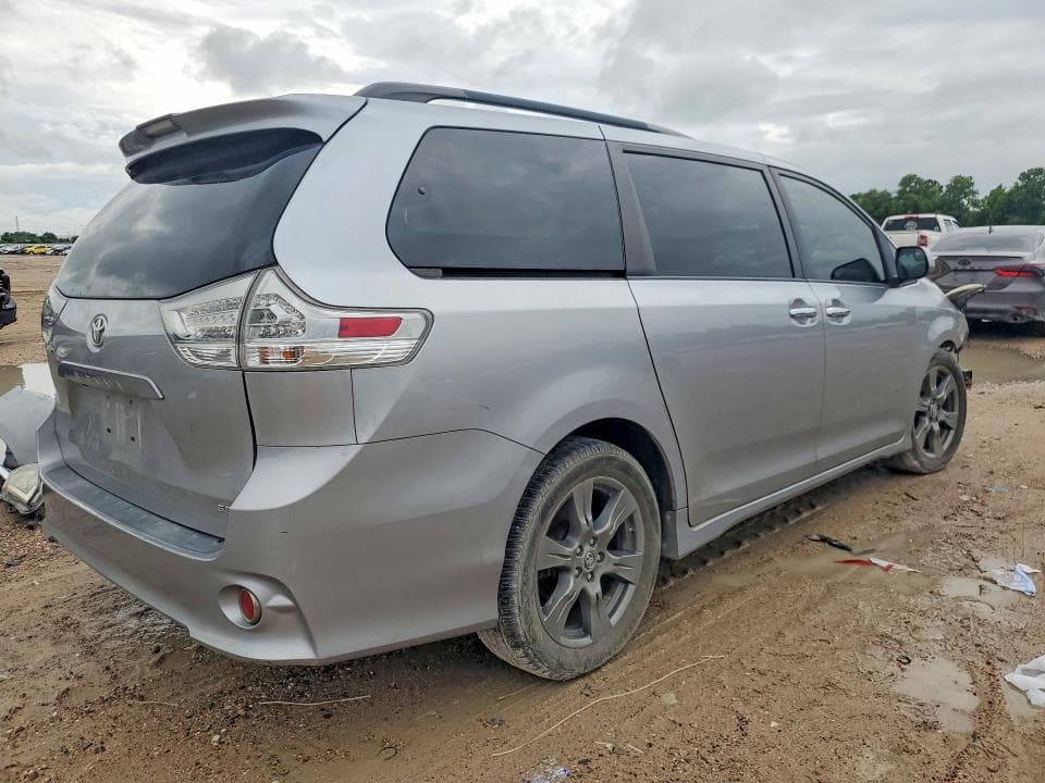 2018 TOYOTA SIENNA 3