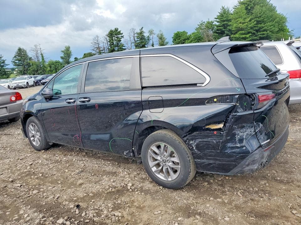 2022 TOYOTA SIENNA XLE 2